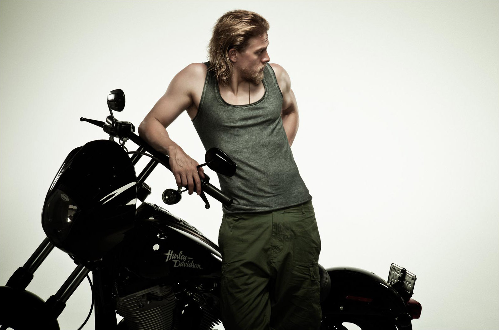 http://www.cinemagia.ro/img/db/actor/00/92/06/charlie-hunnam-356547l.jpg